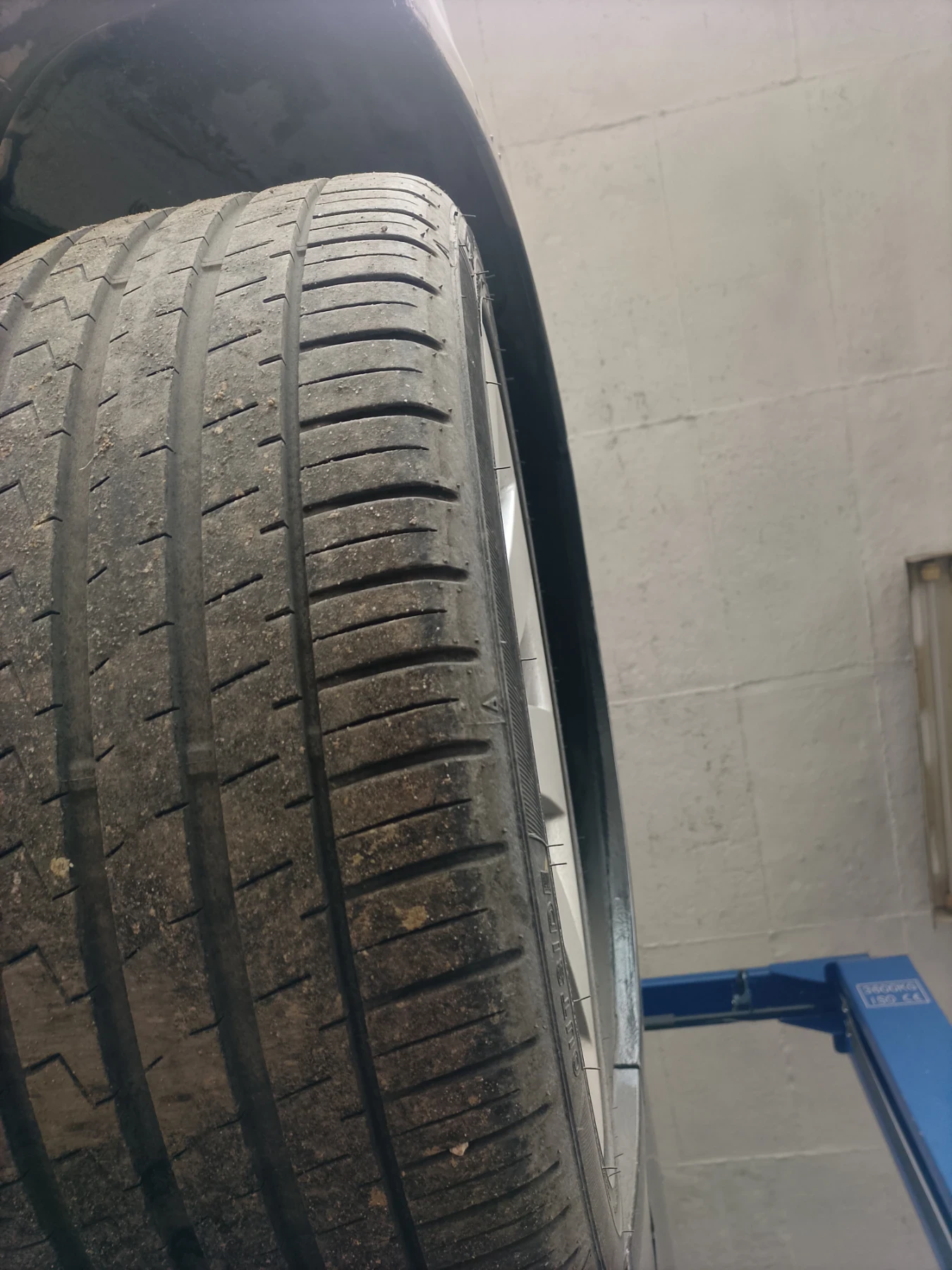 Гуми с джанти Falken 245/40R18, снимка 2 - Гуми и джанти - 55963824