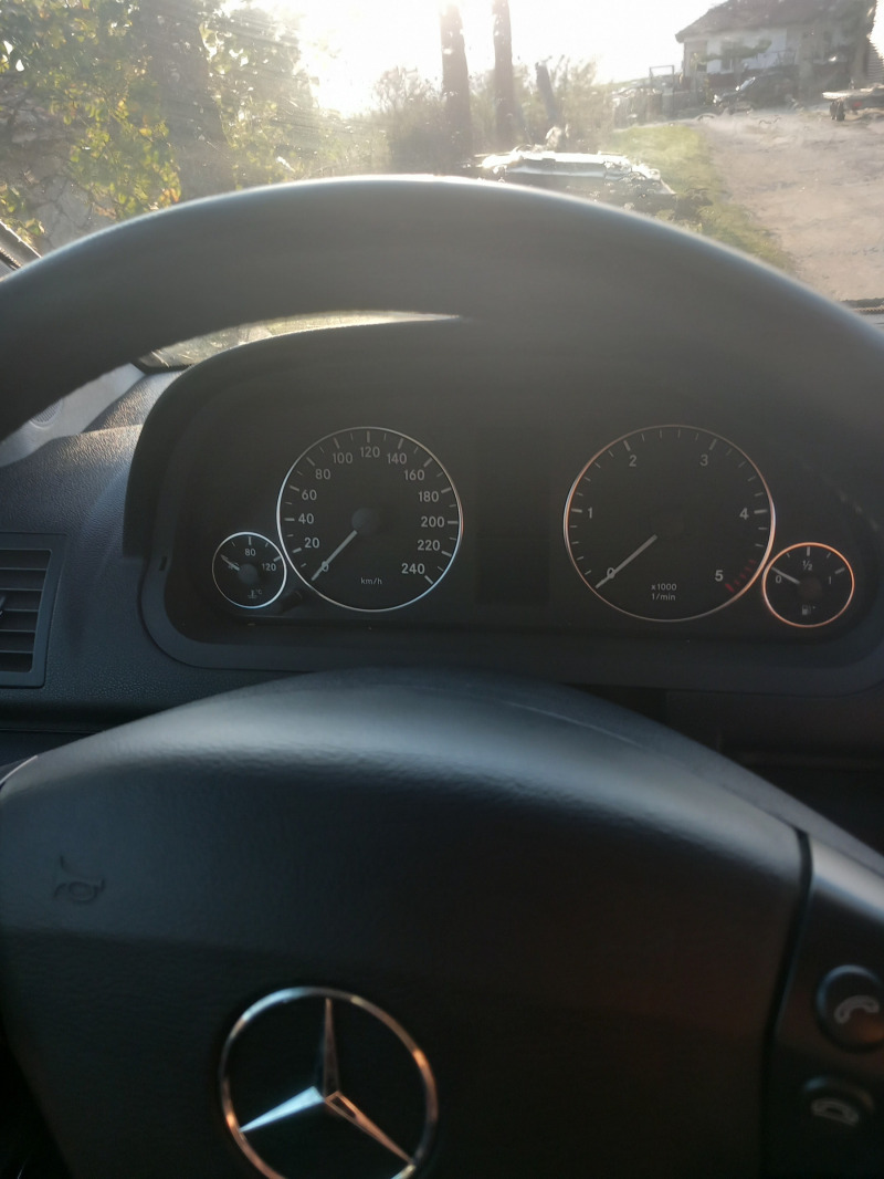 Mercedes-Benz 180, снимка 2 - Автомобили и джипове - 46036092