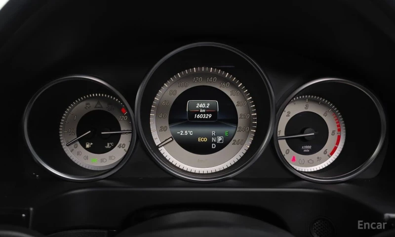 Mercedes-Benz E 220, снимка 8 - Автомобили и джипове - 53260271