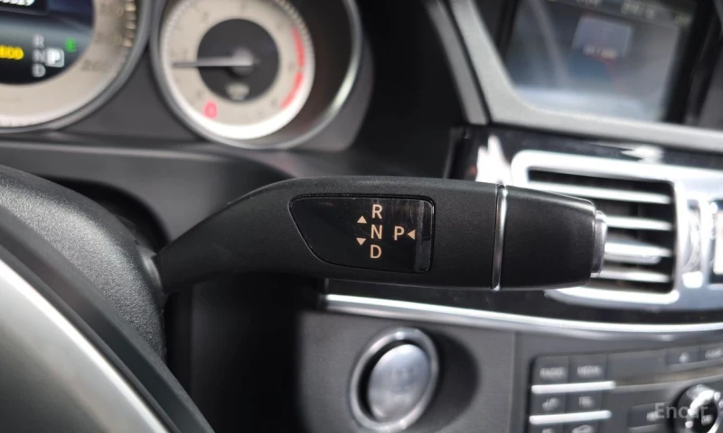 Mercedes-Benz E 220, снимка 9 - Автомобили и джипове - 53260271