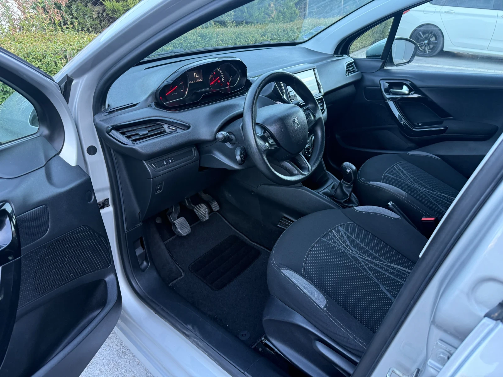 Peugeot 208 1.6 eHDI - изображение 7