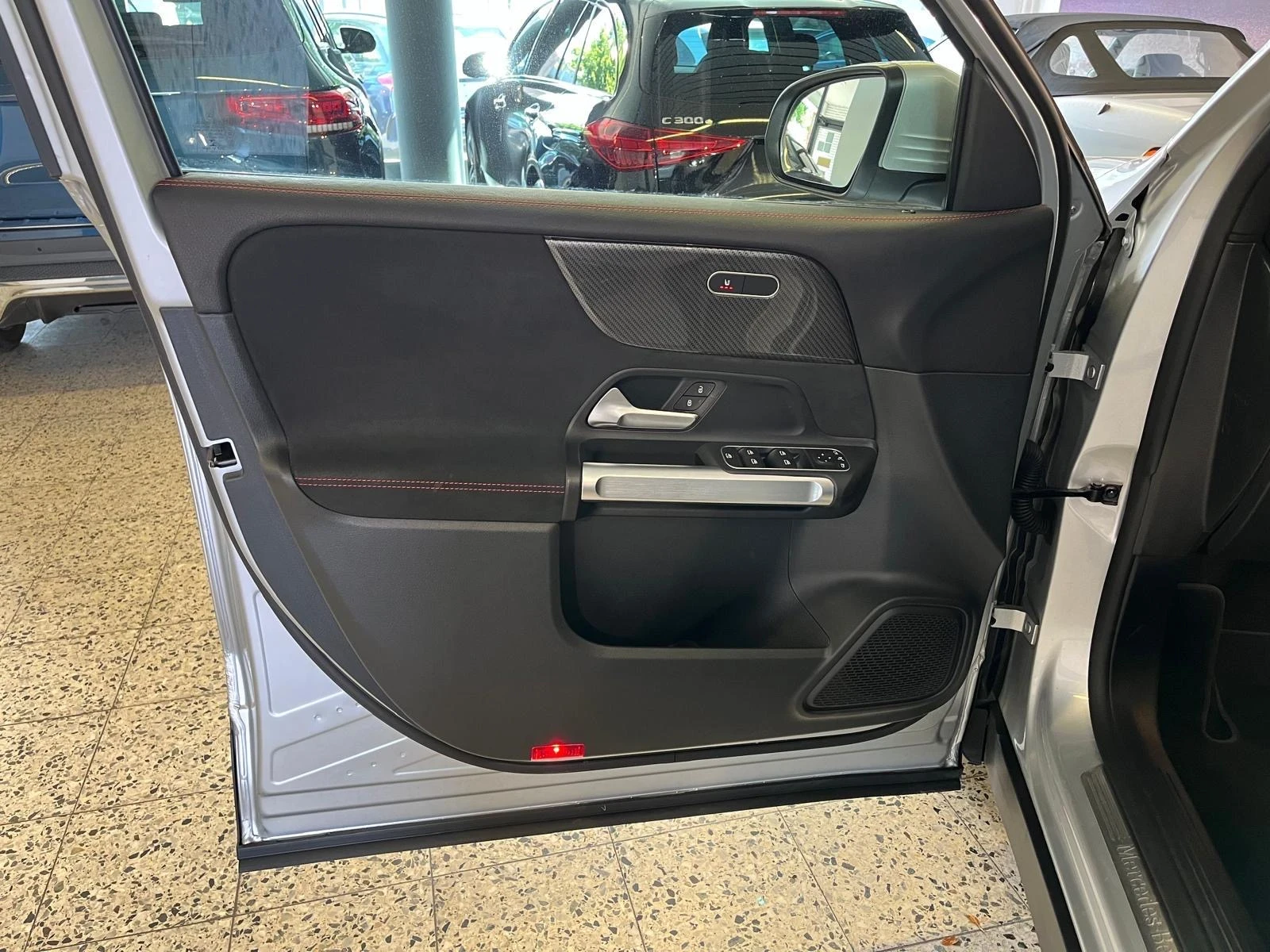 Mercedes-Benz GLB 180d AMG Line, снимка 15 - Автомобили и джипове - 53900354