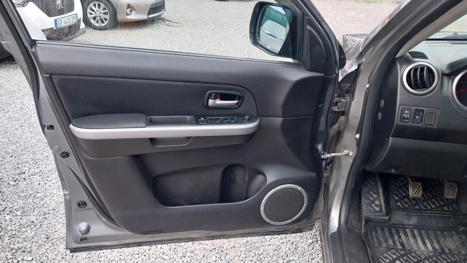 Suzuki Grand vitara 1.9DDIS, снимка 11 - Автомобили и джипове - 55119388