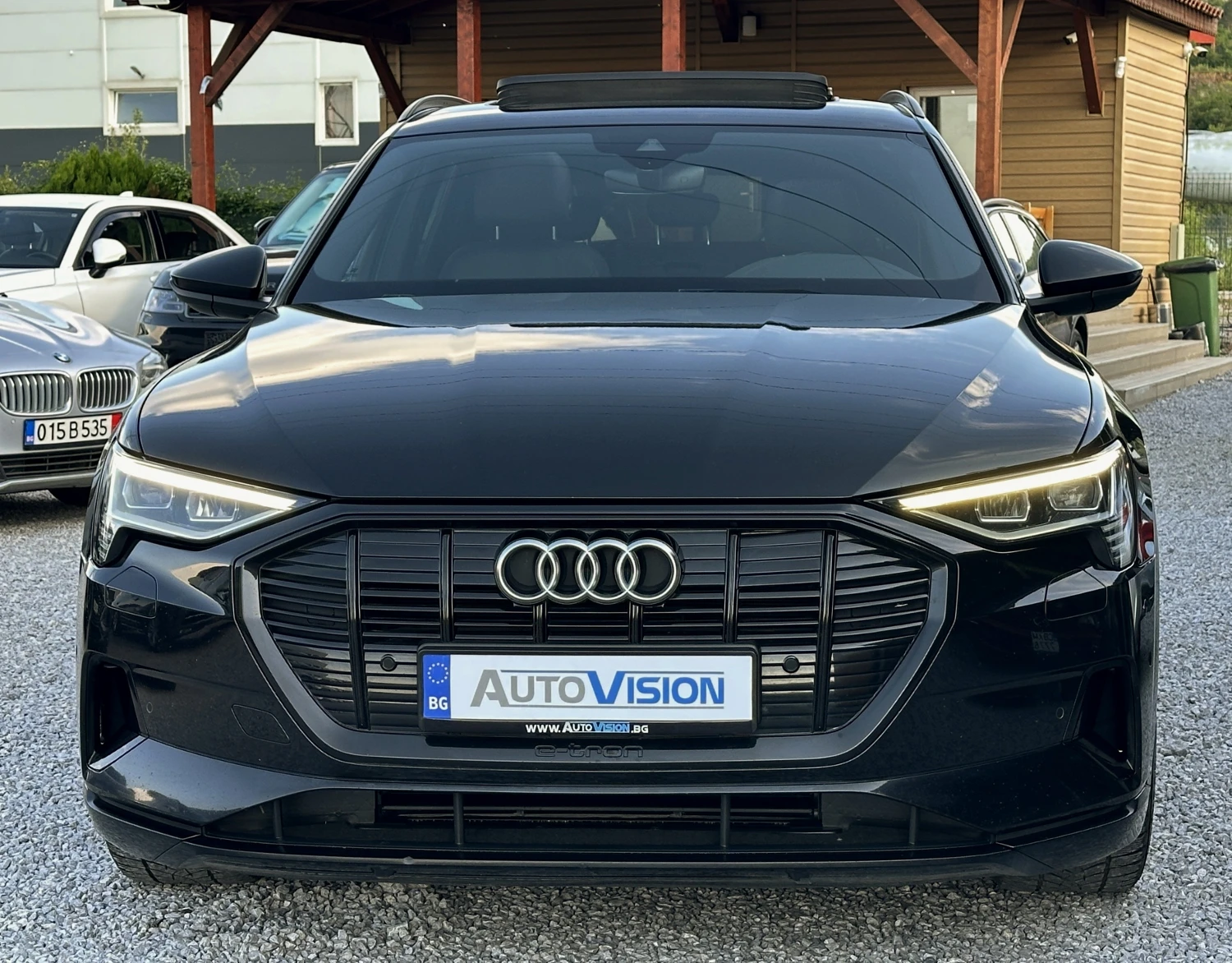 Audi E-Tron 55Quattro 140хил.ГАРАНЦИЯ! Distronic Панорама Кожа, снимка 5 - Автомобили и джипове - 54792819