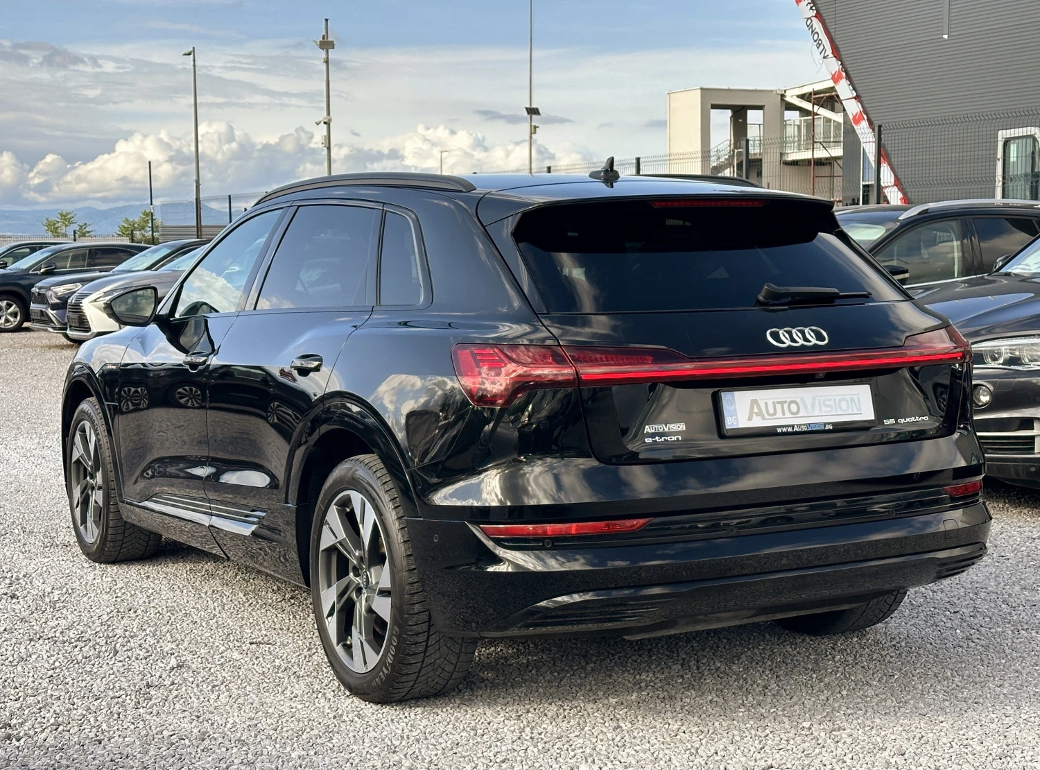 Audi E-Tron 55Quattro 140хил.ГАРАНЦИЯ! Distronic Панорама Кожа, снимка 2 - Автомобили и джипове - 54792819