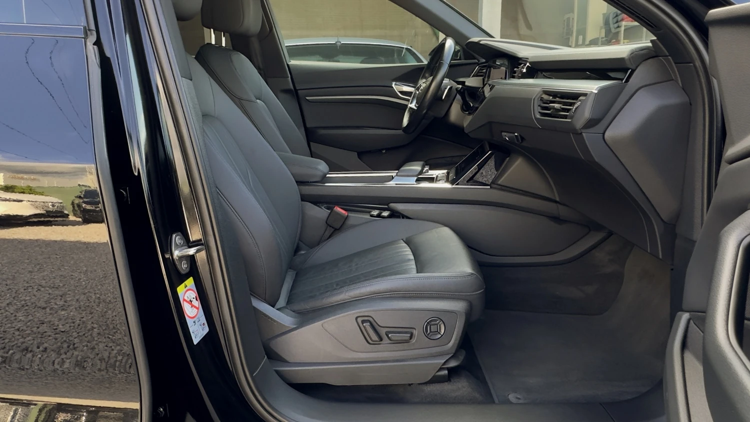 Audi E-Tron 55Quattro 140хил.ГАРАНЦИЯ! Distronic Панорама Кожа, снимка 13 - Автомобили и джипове - 54792819