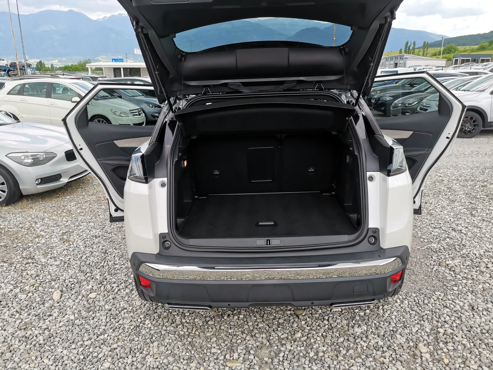 Peugeot 3008 1.2i GT FACELIFT 32k KM, снимка 10 - Автомобили и джипове - 55265290