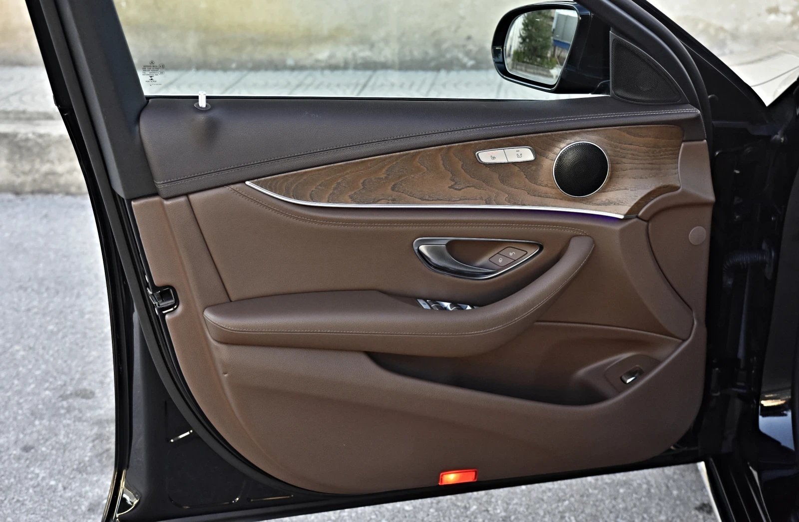 Mercedes-Benz E 220 D 4M * 9G* AVANGARDE-LINE* MULTIBEAM LIGHT* DIGITA, снимка 15 - Автомобили и джипове - 55998718
