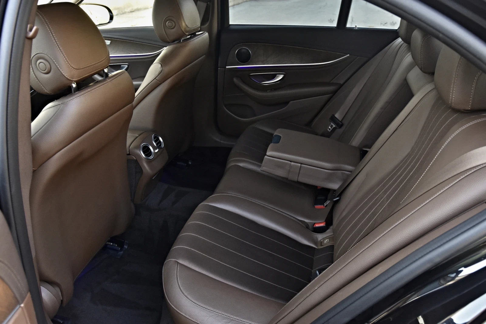 Mercedes-Benz E 220 D 4M * 9G* AVANGARDE-LINE* MULTIBEAM LIGHT* DIGITA, снимка 16 - Автомобили и джипове - 55998718