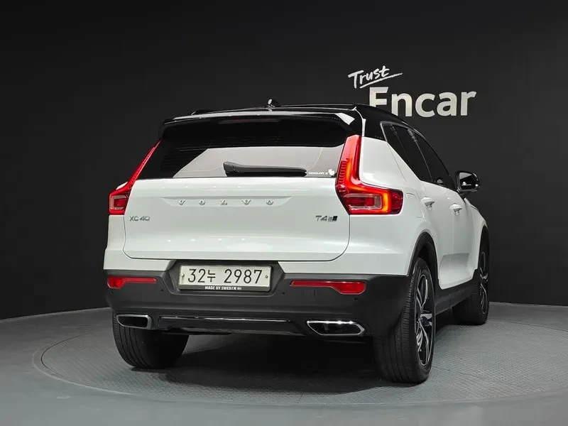Volvo XC40 T4 R-Design, снимка 4 - Автомобили и джипове - 55263042
