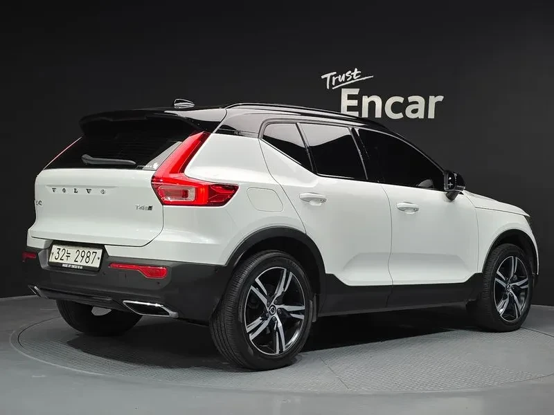 Volvo XC40 T4 R-Design, снимка 2 - Автомобили и джипове - 55263042