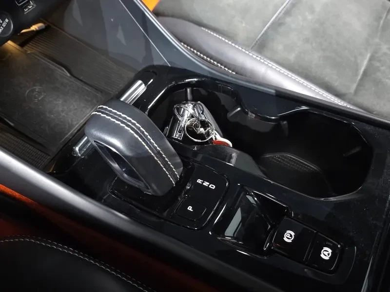 Volvo XC40 T4 R-Design, снимка 9 - Автомобили и джипове - 55263042