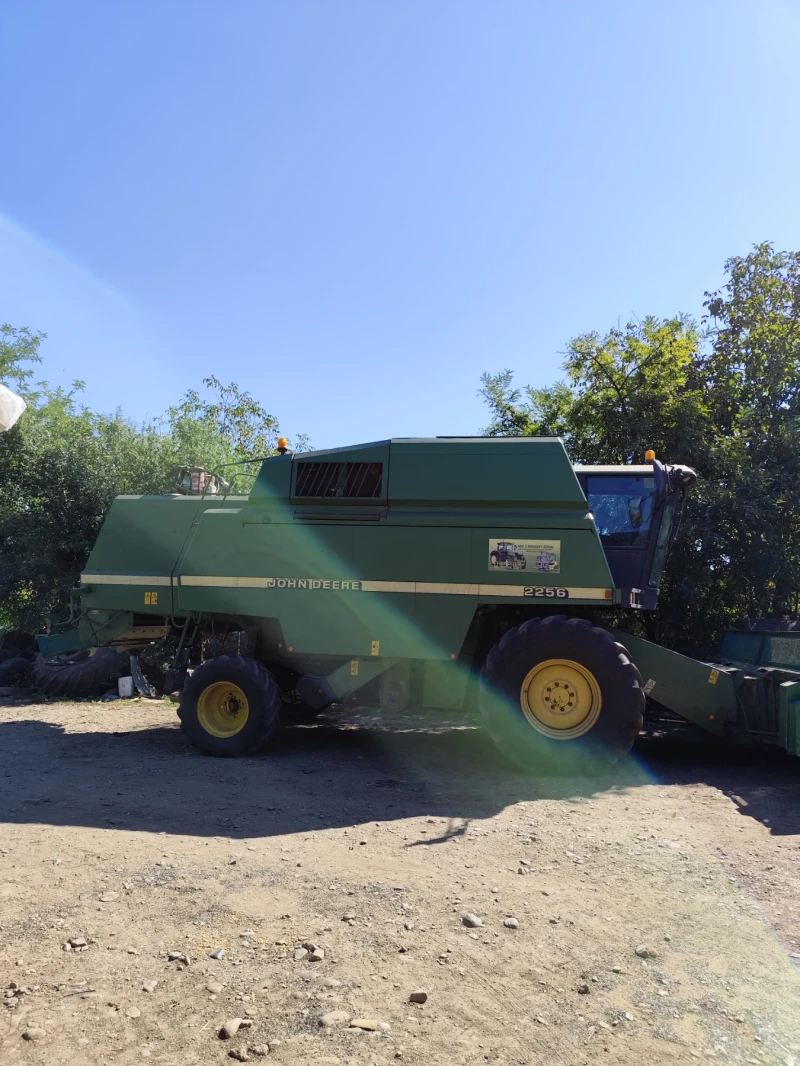 Комбайн John Deere 2256, снимка 2 - Селскостопанска техника - 47966359