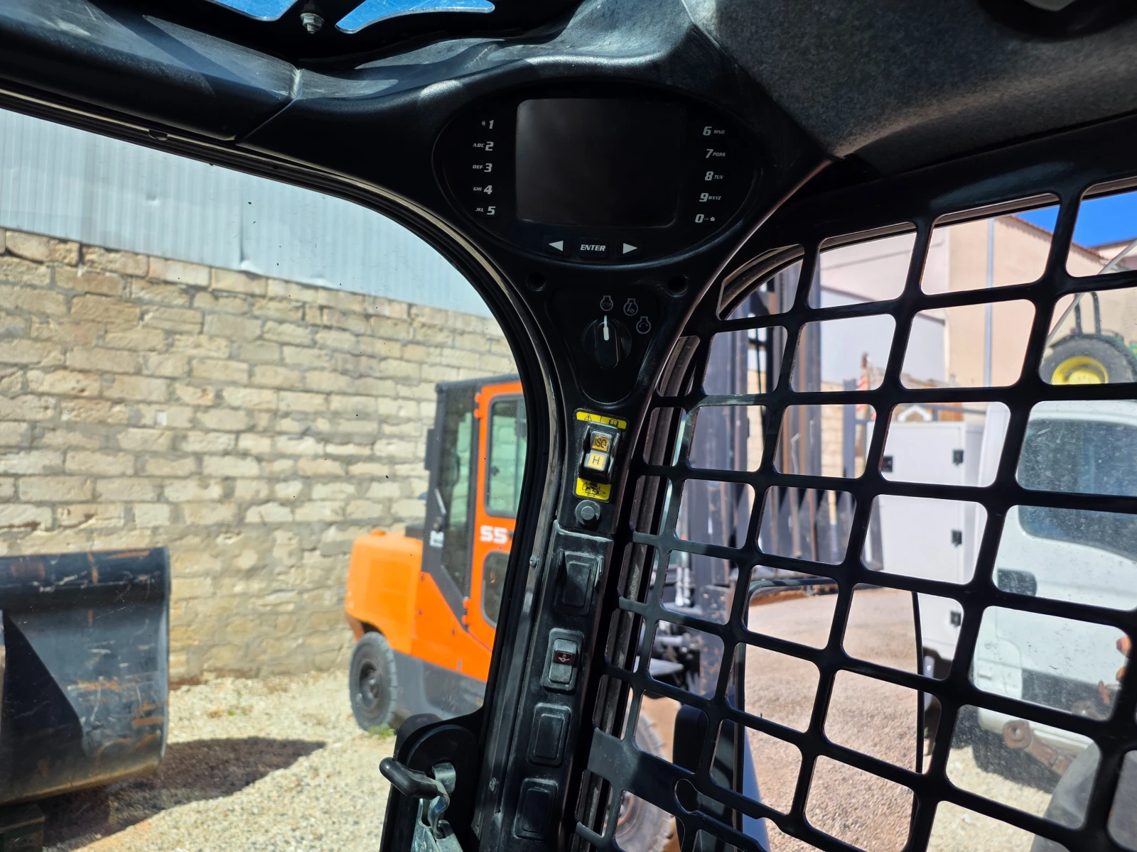 Мини челни товарачи Bobcat S590-HF-КЛИМА, снимка 10 - Индустриална техника - 56214521