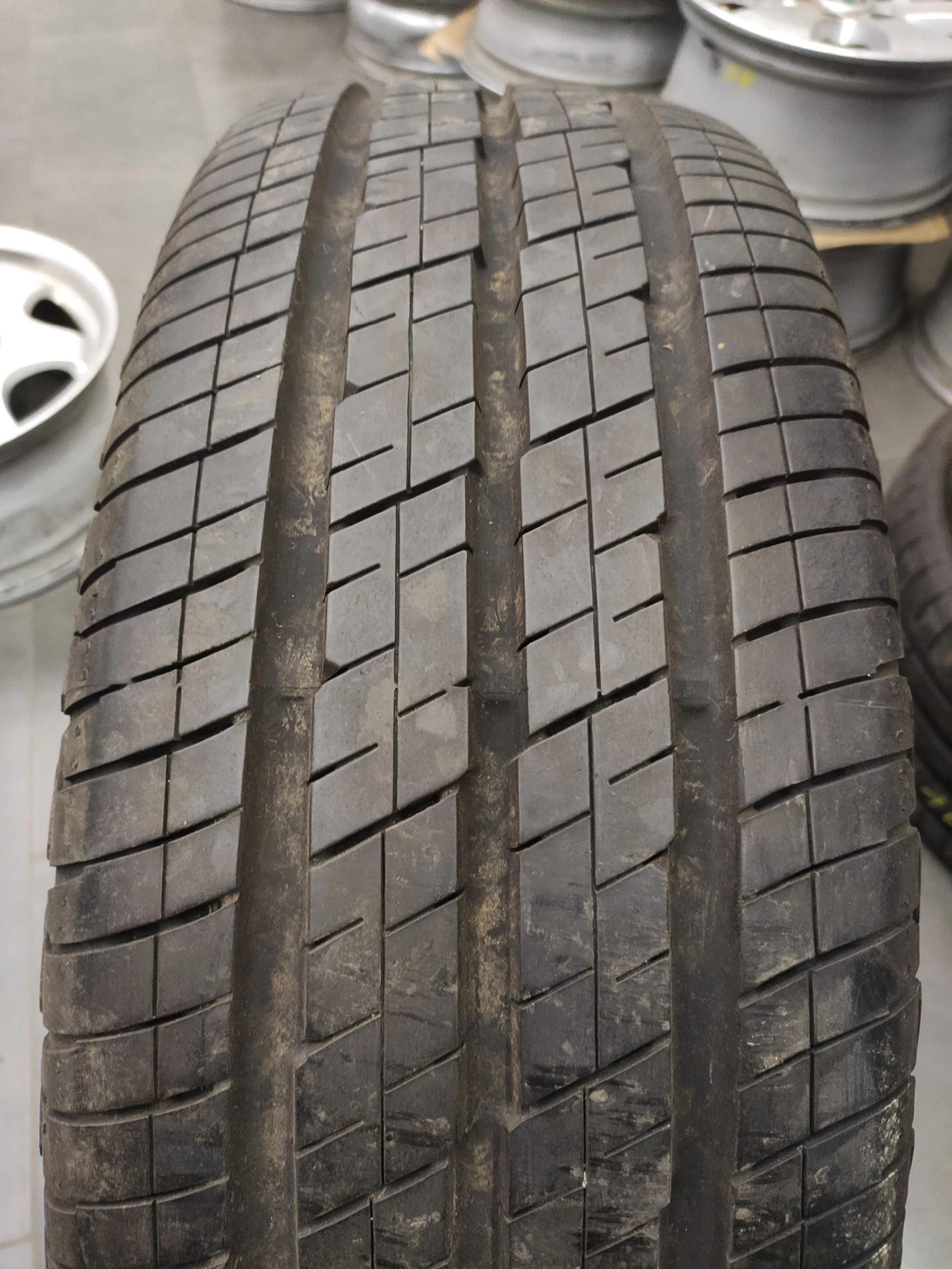 Гуми Летни 235/65R16, снимка 2 - Гуми и джанти - 54807028