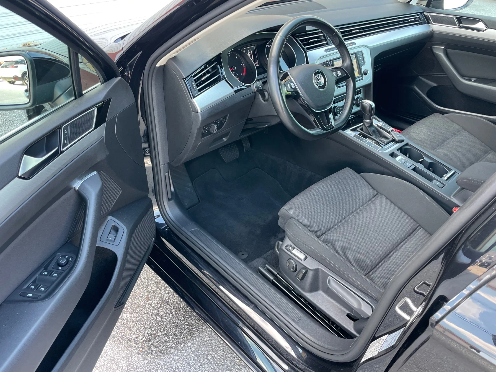 VW Passat 1.6TDI 120.. NAVI  | Mobile.bg   11