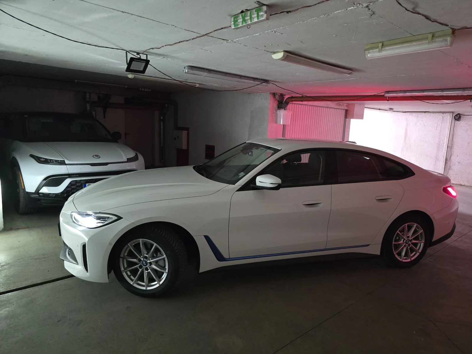 BMW i4 edrive40 | HUD | LED | Heat pump | Гаранция, снимка 3 - Автомобили и джипове - 53751188