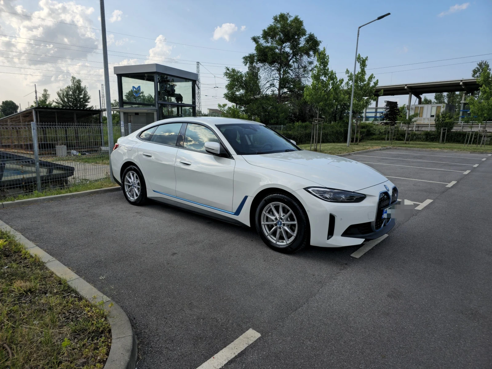 BMW i4 edrive40 | HUD | LED | Heat pump | Гаранция, снимка 4 - Автомобили и джипове - 53751188