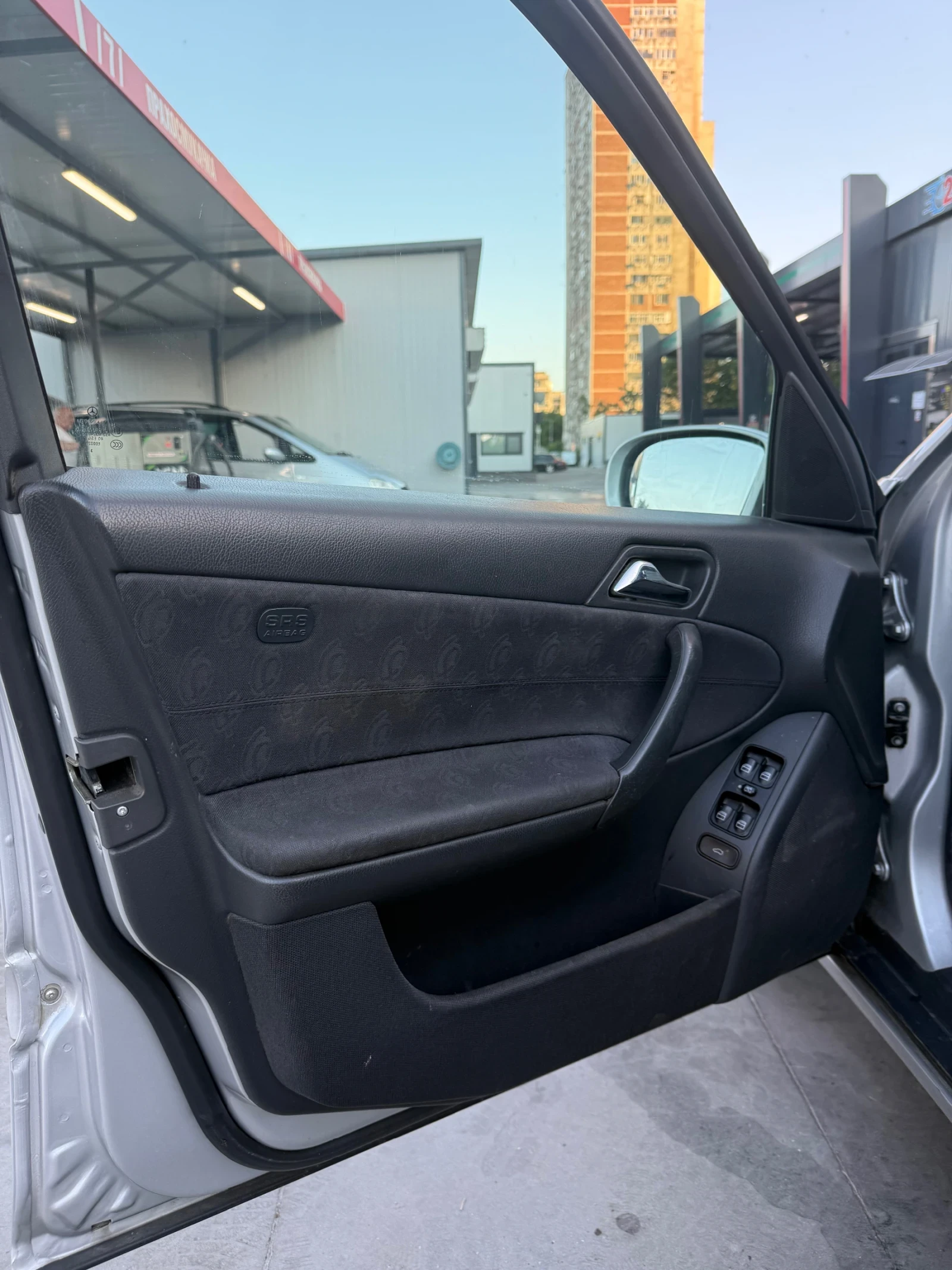 Mercedes-Benz C 180, снимка 12 - Автомобили и джипове - 55084538