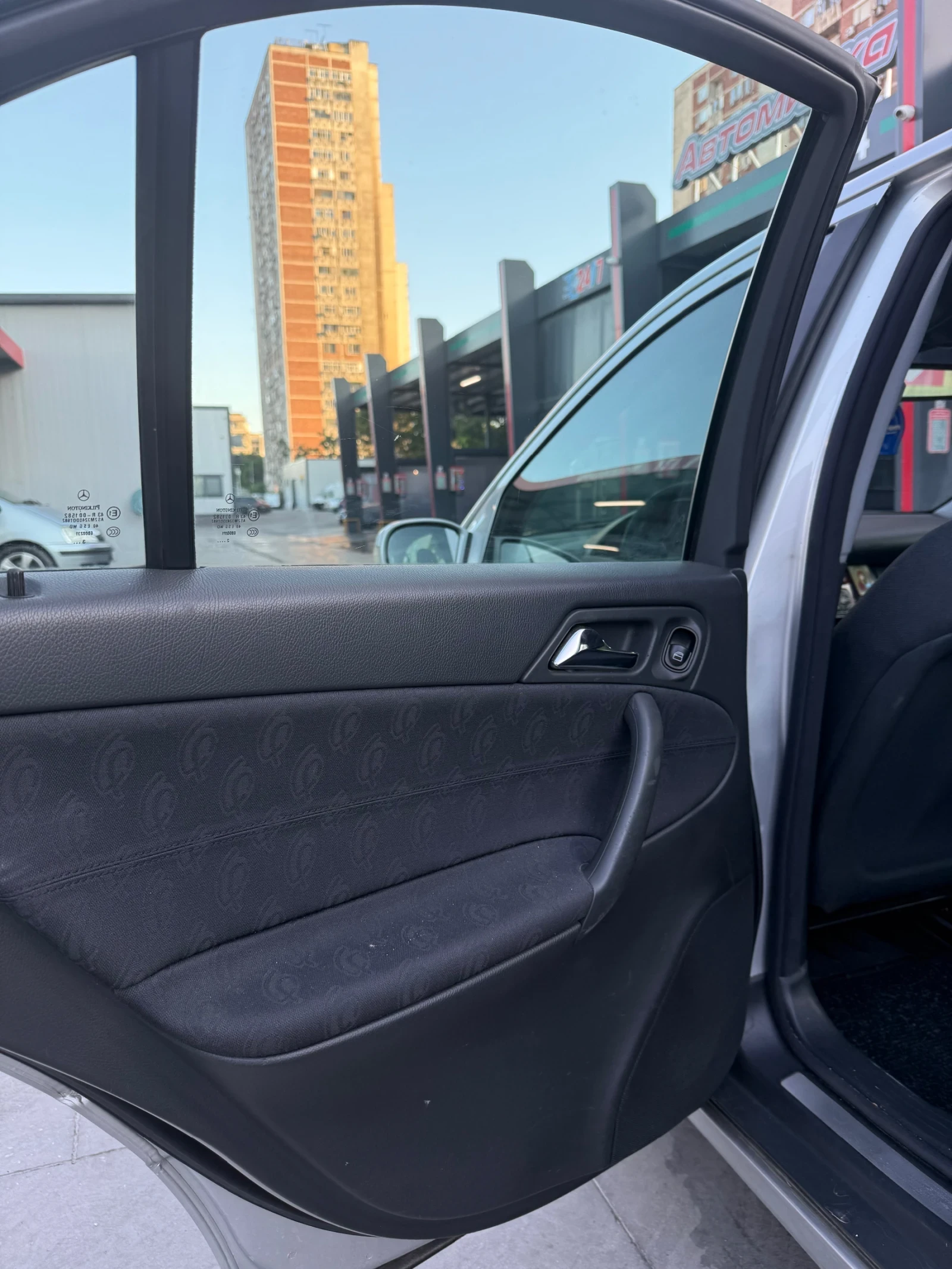 Mercedes-Benz C 180, снимка 8 - Автомобили и джипове - 55084538