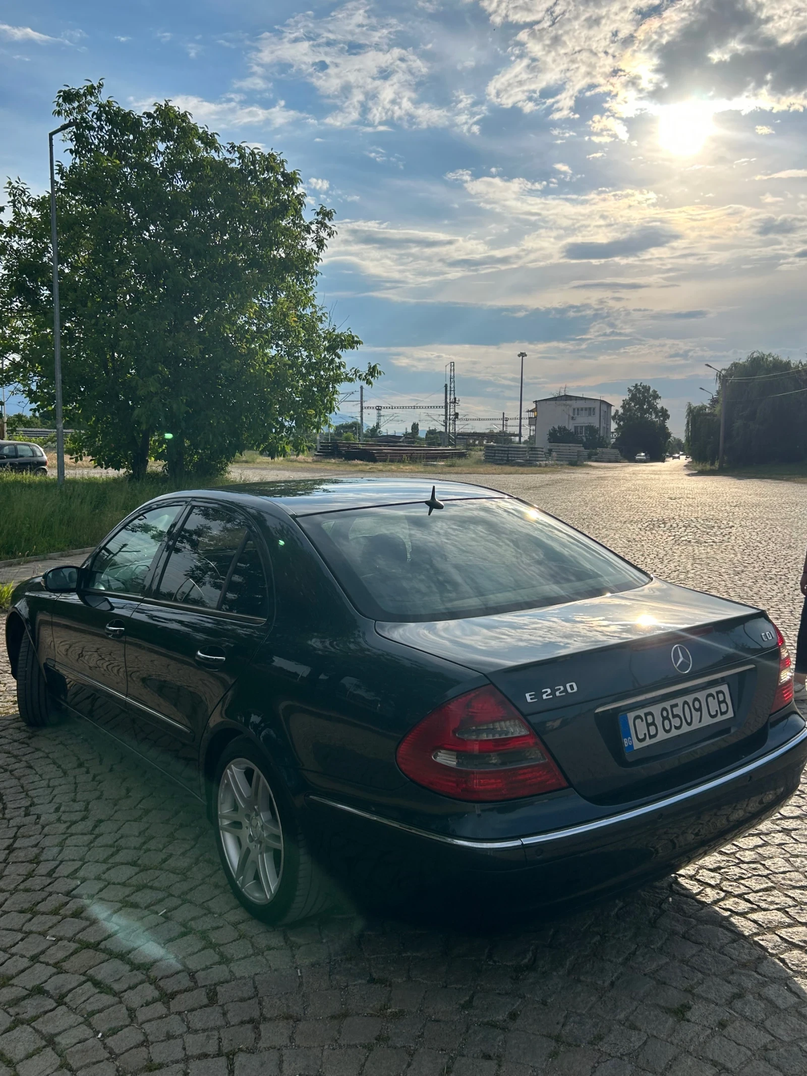 Mercedes-Benz E 220, снимка 3 - Автомобили и джипове - 55953849