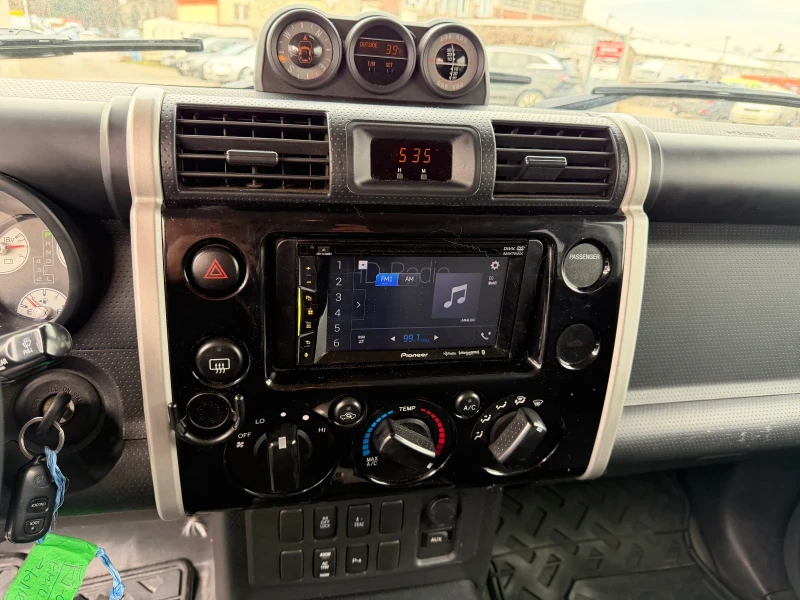 Toyota Fj cruiser 4.0 V6 4X4 / Теглич / Блокаж / Bluetooth / Camera , снимка 12 - Автомобили и джипове - 53263895