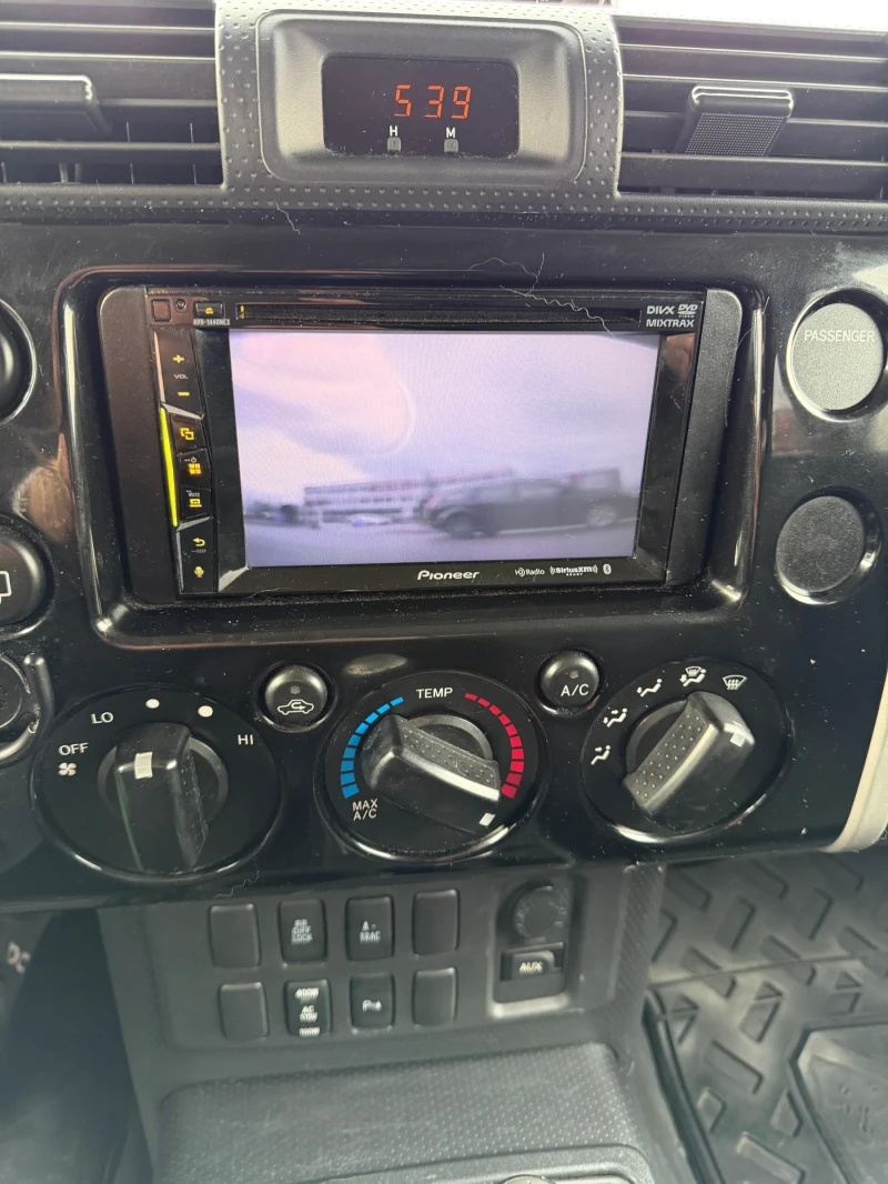 Toyota Fj cruiser 4.0 V6 4X4 / Теглич / Блокаж / Bluetooth / Camera , снимка 14 - Автомобили и джипове - 53263895