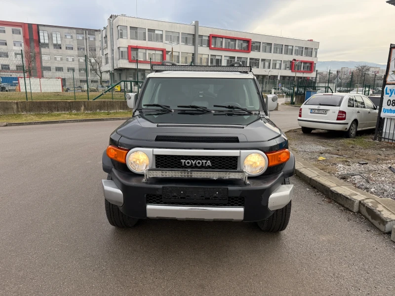 Toyota Fj cruiser 4.0 V6 4X4 / Теглич / Блокаж / Bluetooth / Camera , снимка 2 - Автомобили и джипове - 53263895