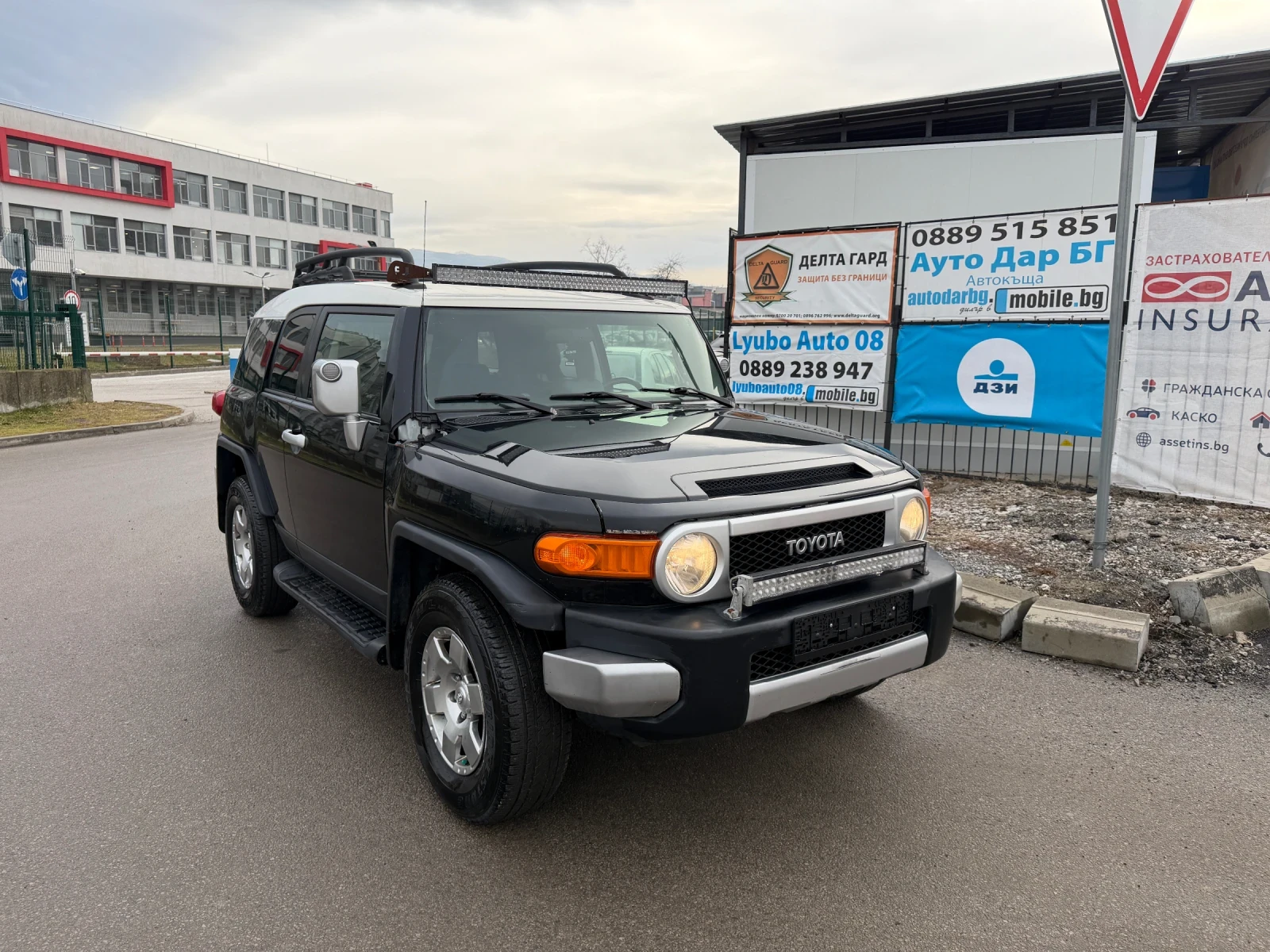 Toyota Fj cruiser 4.0 V6 4X4 / Теглич / Блокаж / Bluetooth / Camera  - изображение 3