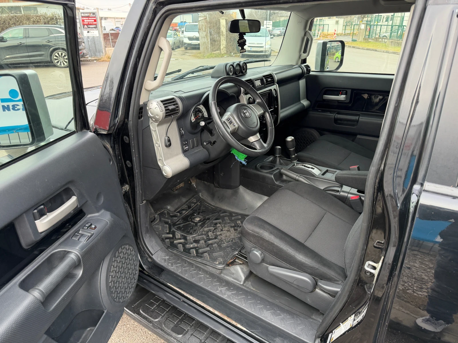 Toyota Fj cruiser 4.0 V6 4X4 / Теглич / Блокаж / Bluetooth / Camera  - изображение 8