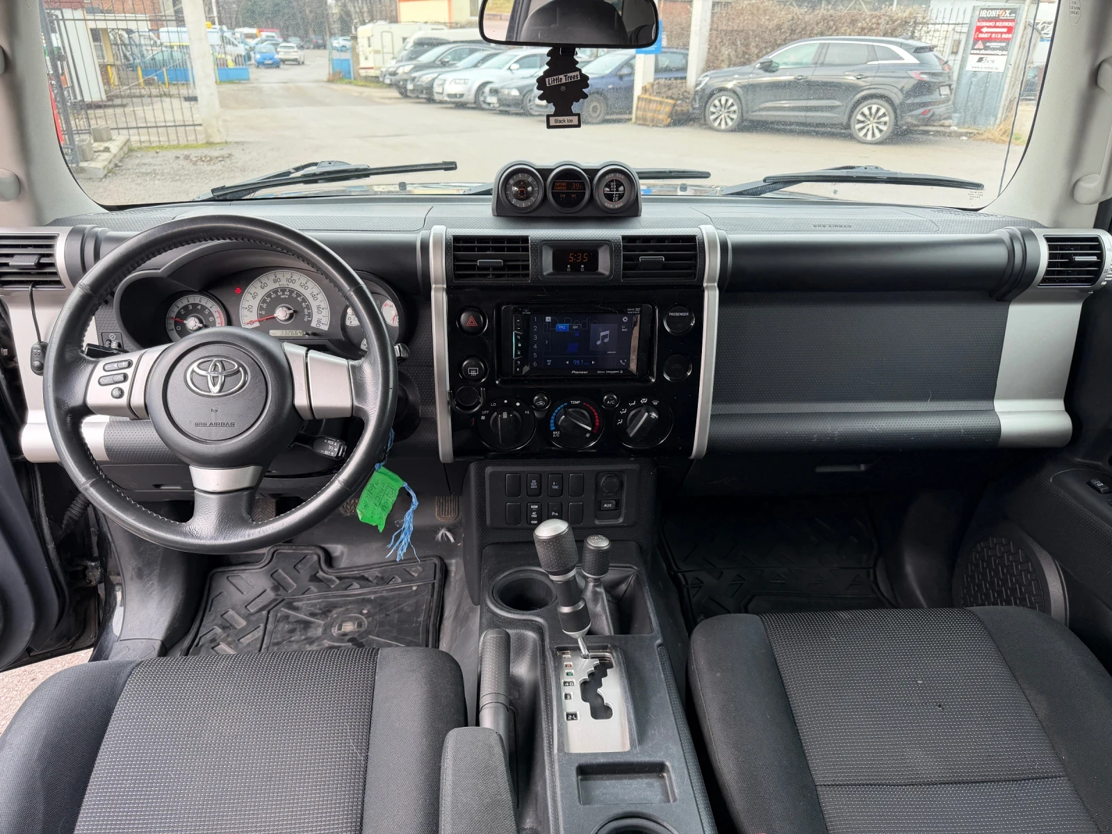 Toyota Fj cruiser 4.0 V6 4X4 / Теглич / Блокаж / Bluetooth / Camera  - изображение 10