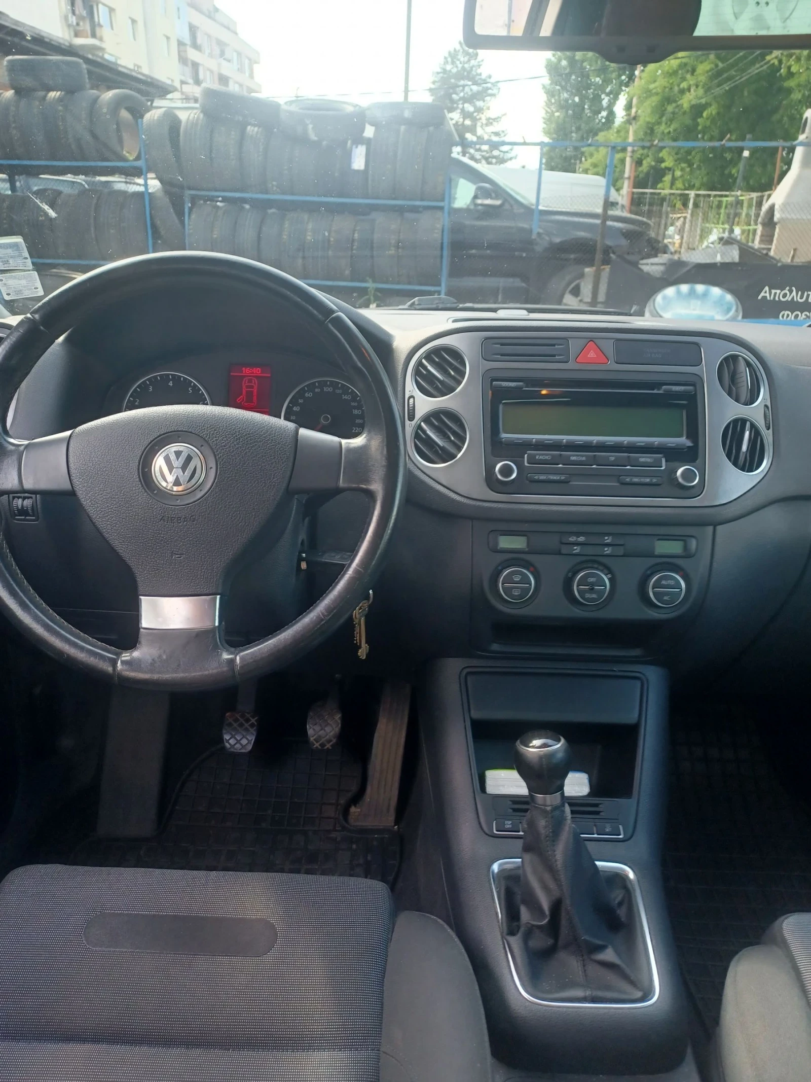 VW Tiguan 1.4 TFSI, снимка 8 - Автомобили и джипове - 54670064