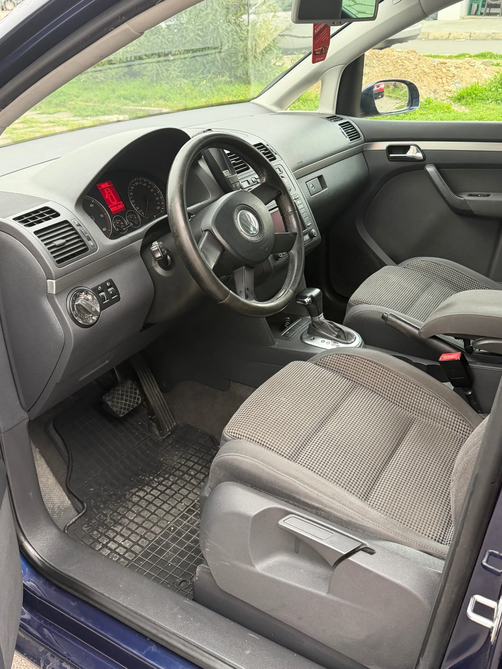 VW Touran 2.0tdi 140hp DSG, снимка 6 - Автомобили и джипове - 53890569