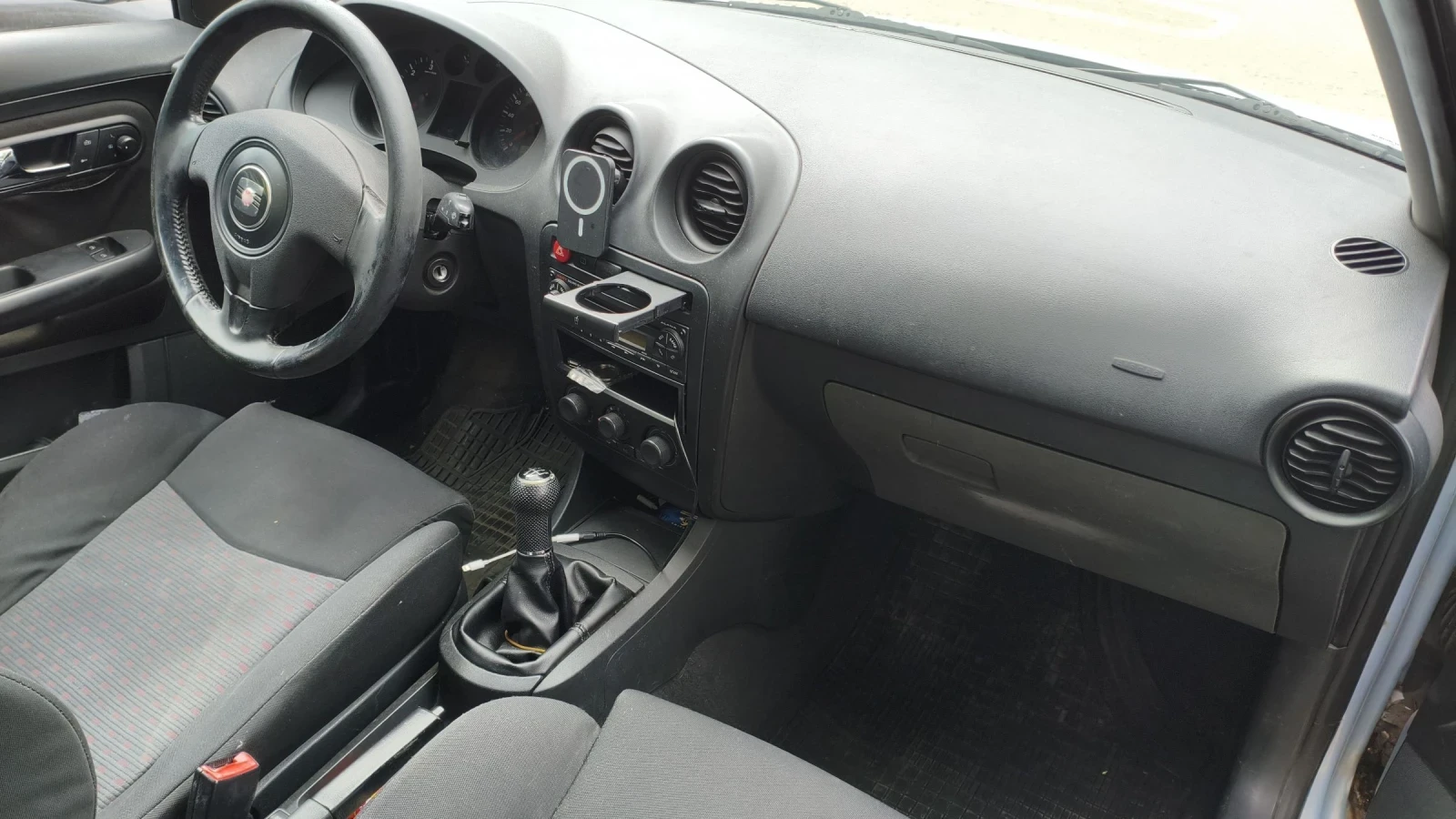 Seat Ibiza, снимка 4 - Автомобили и джипове - 54645532