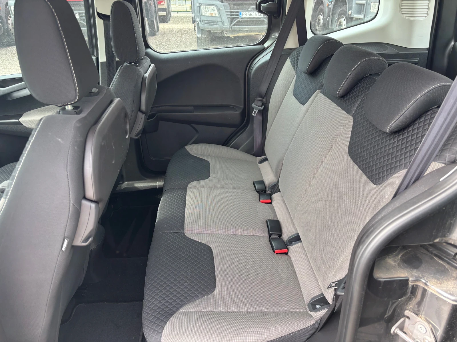 Ford Tourneo Connect 1.5 TDCI, снимка 11 - Автомобили и джипове - 56721059