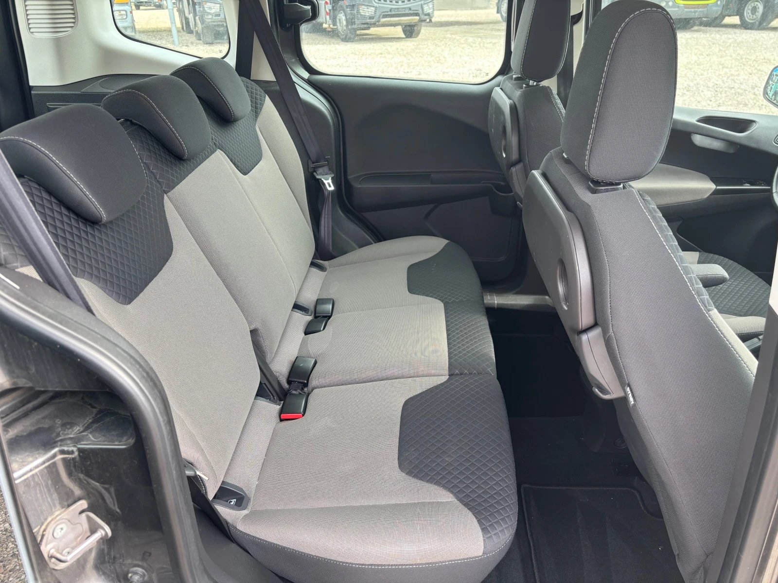 Ford Tourneo Connect 1.5 TDCI, снимка 12 - Автомобили и джипове - 56721059