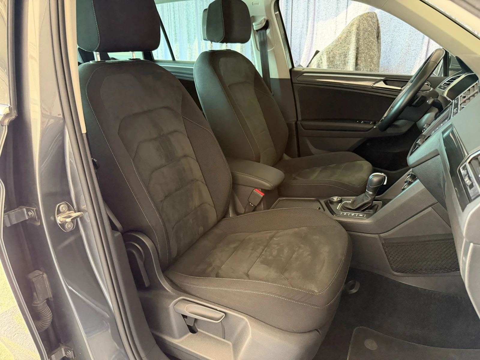 VW Tiguan 190к.с* 4х4* VIRTUAL* СЕРВИЗНА КН-КА С ПЪЛНА ИСТОР, снимка 11 - Автомобили и джипове - 54632467