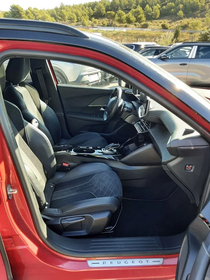 Peugeot 2008 1.2 GT Line/155к.с/ОБСЛУЖЕН/PANORAMA/360/ЛИЗИНГ/, снимка 11 - Автомобили и джипове - 52697775