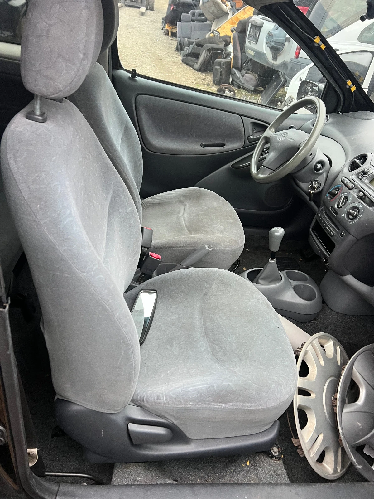 Toyota Yaris 1.0vvti - изображение 6