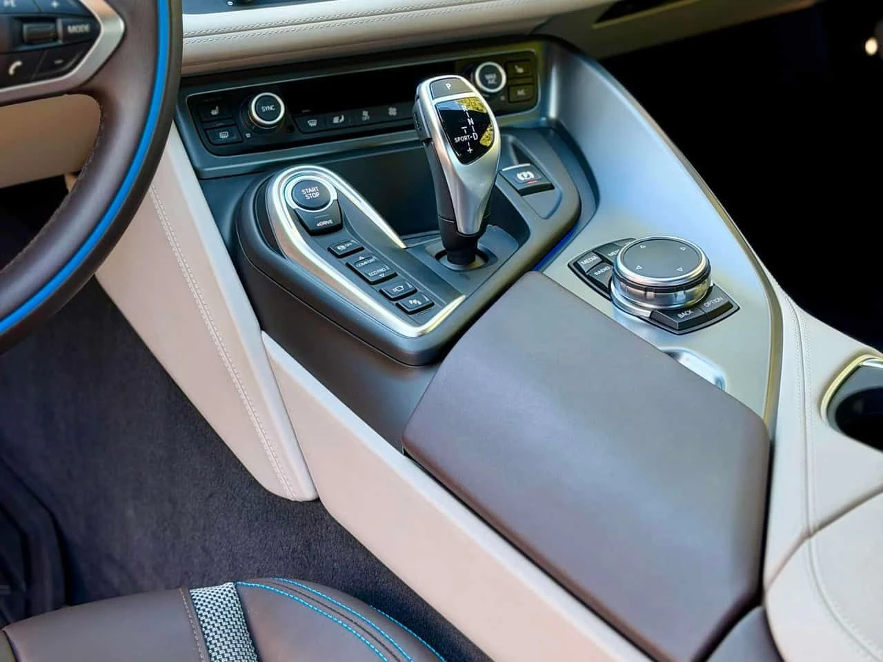 BMW i8 * 2dr Cpe * CARFAX * 360 КАМЕРА * АВТОКРЕДИТ * , снимка 11 - Автомобили и джипове - 54912919