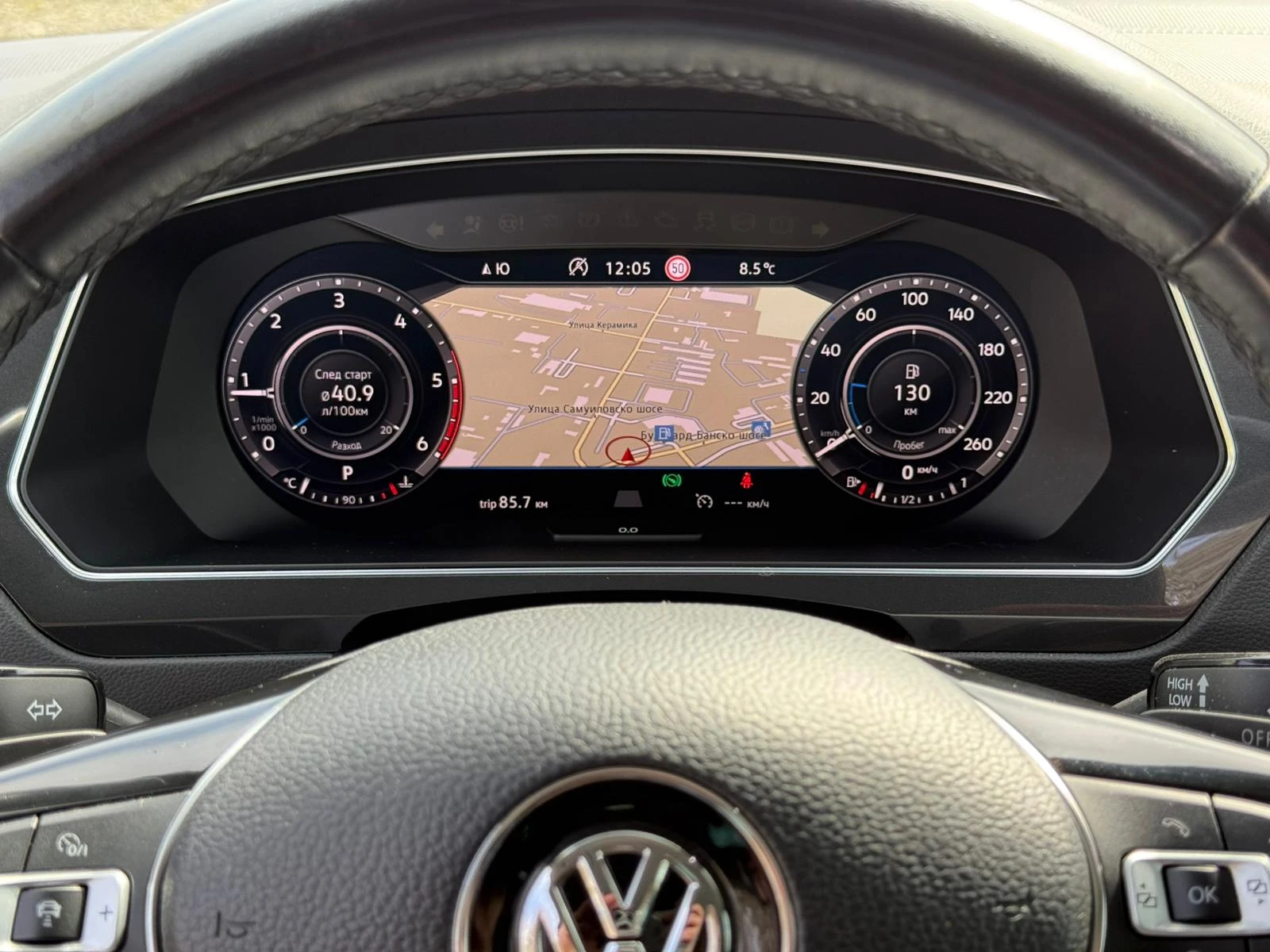 VW Tiguan R-Line 240HP 4X4 2, 0TDi НАПЪЛНО ОБЛУЖЕН, снимка 15 - Автомобили и джипове - 51911144