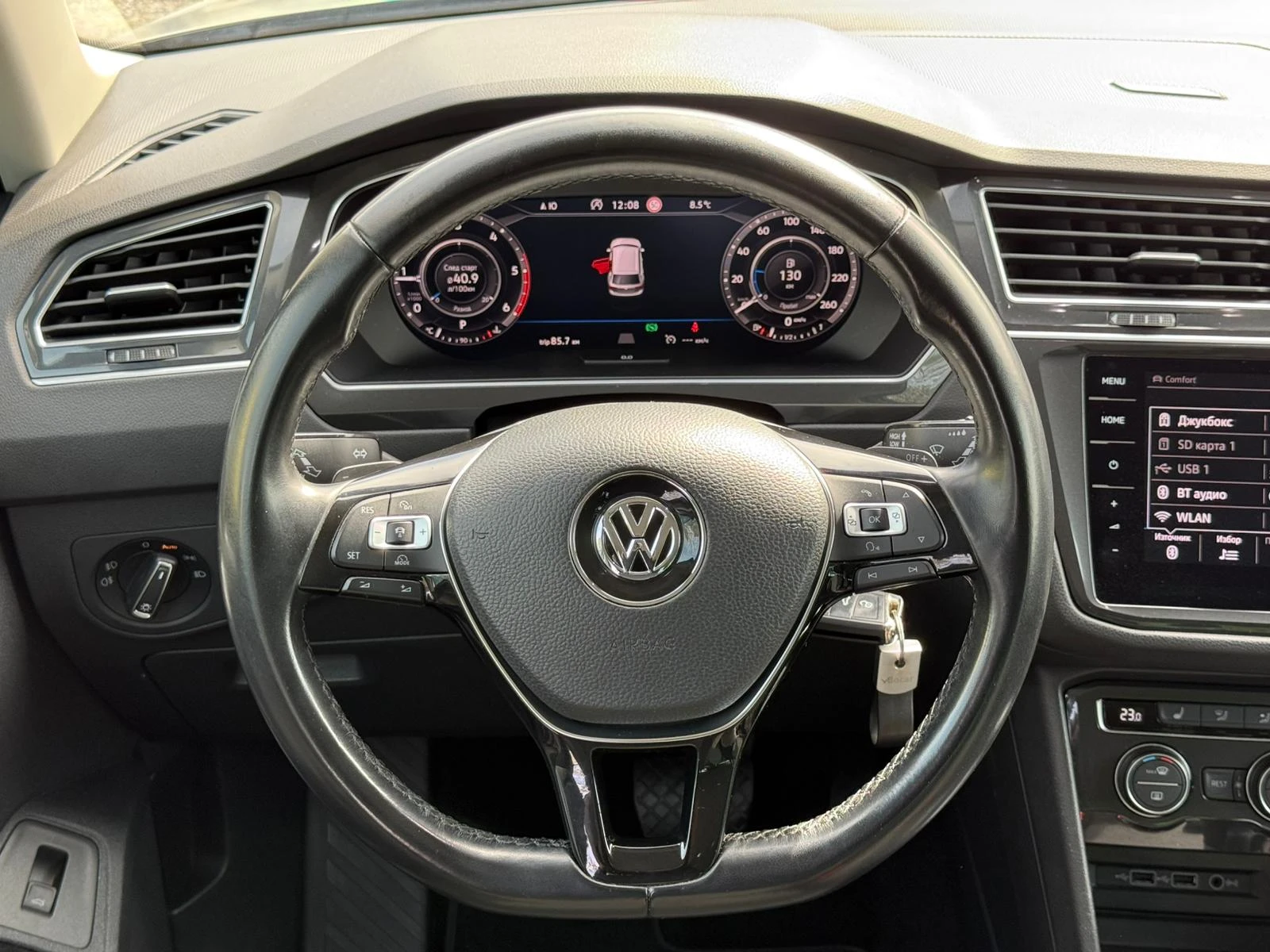 VW Tiguan R-Line 240HP 4X4 2, 0TDi НАПЪЛНО ОБЛУЖЕН, снимка 14 - Автомобили и джипове - 51911144