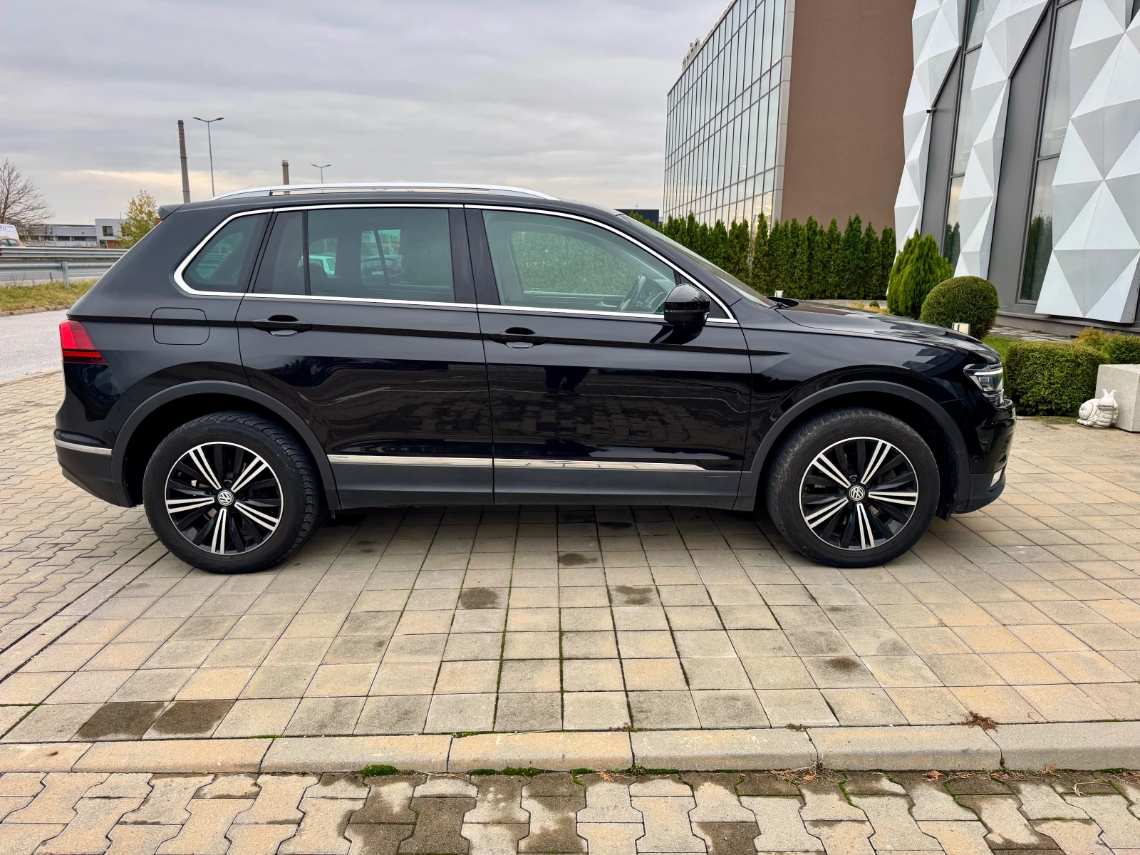 VW Tiguan -ПАНОРАМА-360КАМЕРИ-DIGITAL-4X4-KEY-GO-МЪРТВА ТОЧК - изображение 4