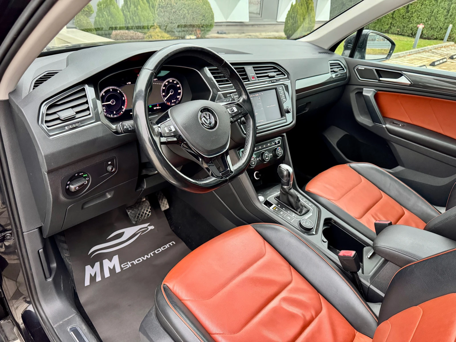 VW Tiguan -ПАНОРАМА-360КАМЕРИ-DIGITAL-4X4-KEY-GO-МЪРТВА ТОЧК - изображение 9