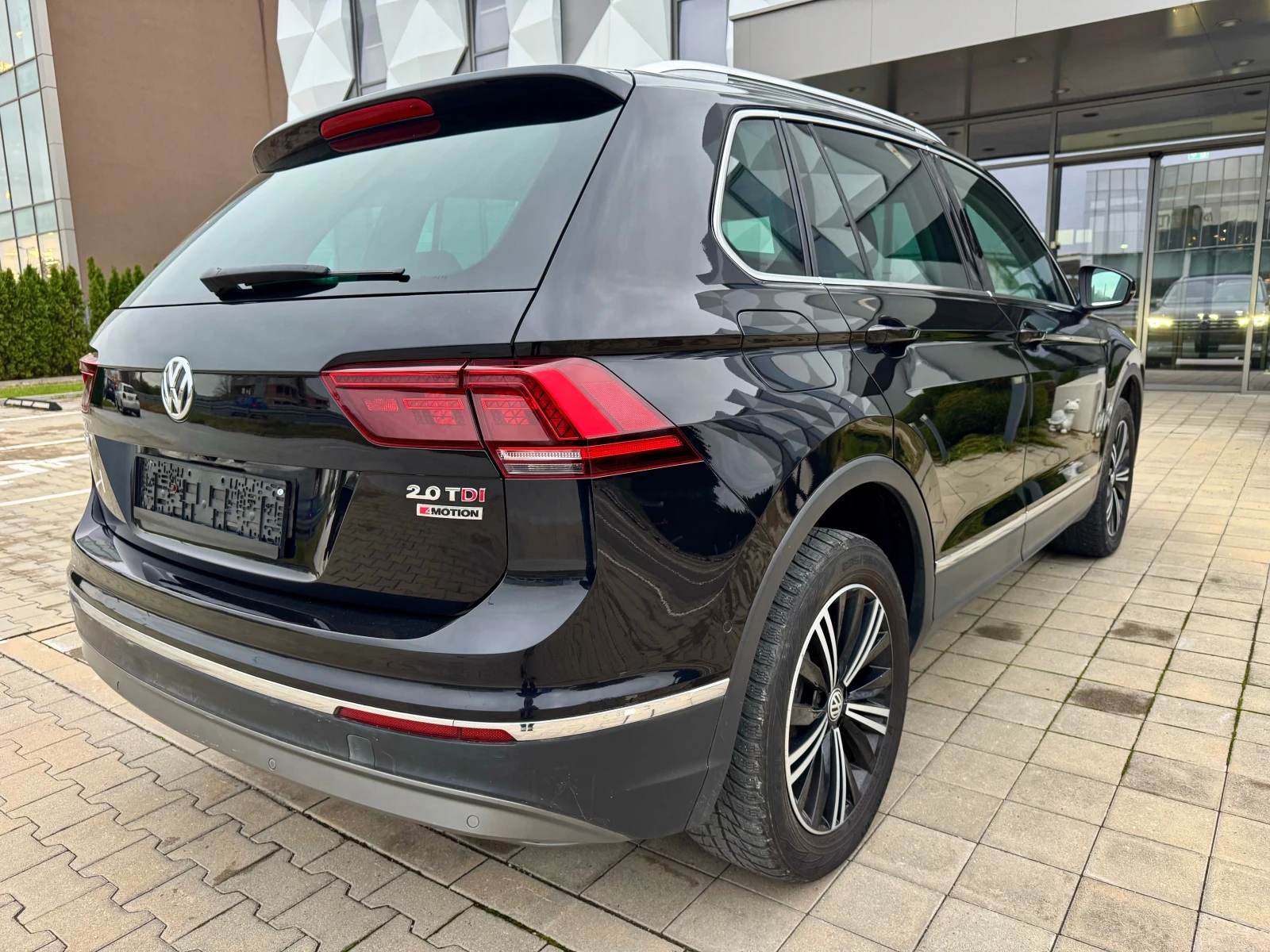 VW Tiguan -ПАНОРАМА-360КАМЕРИ-DIGITAL-4X4-KEY-GO-МЪРТВА ТОЧК - изображение 5