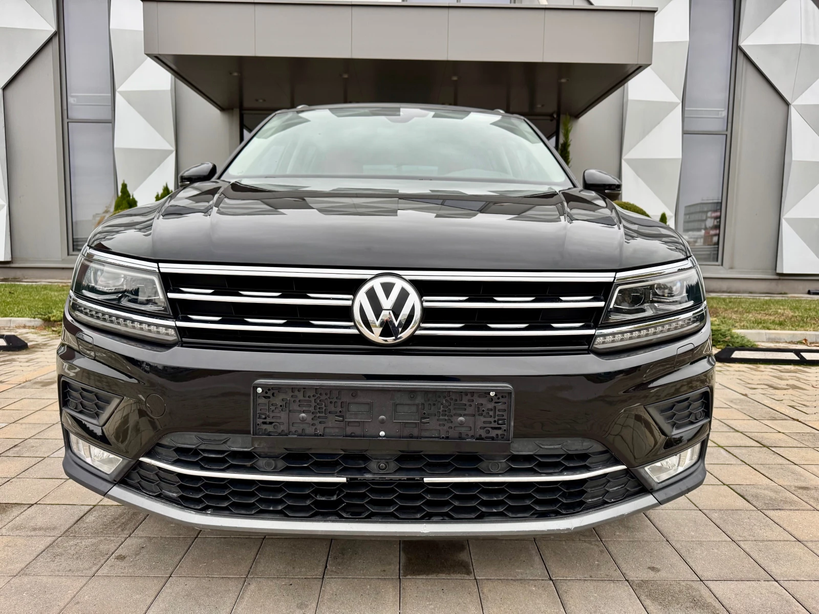 VW Tiguan -ПАНОРАМА-360КАМЕРИ-DIGITAL-4X4-KEY-GO-МЪРТВА ТОЧК - изображение 2