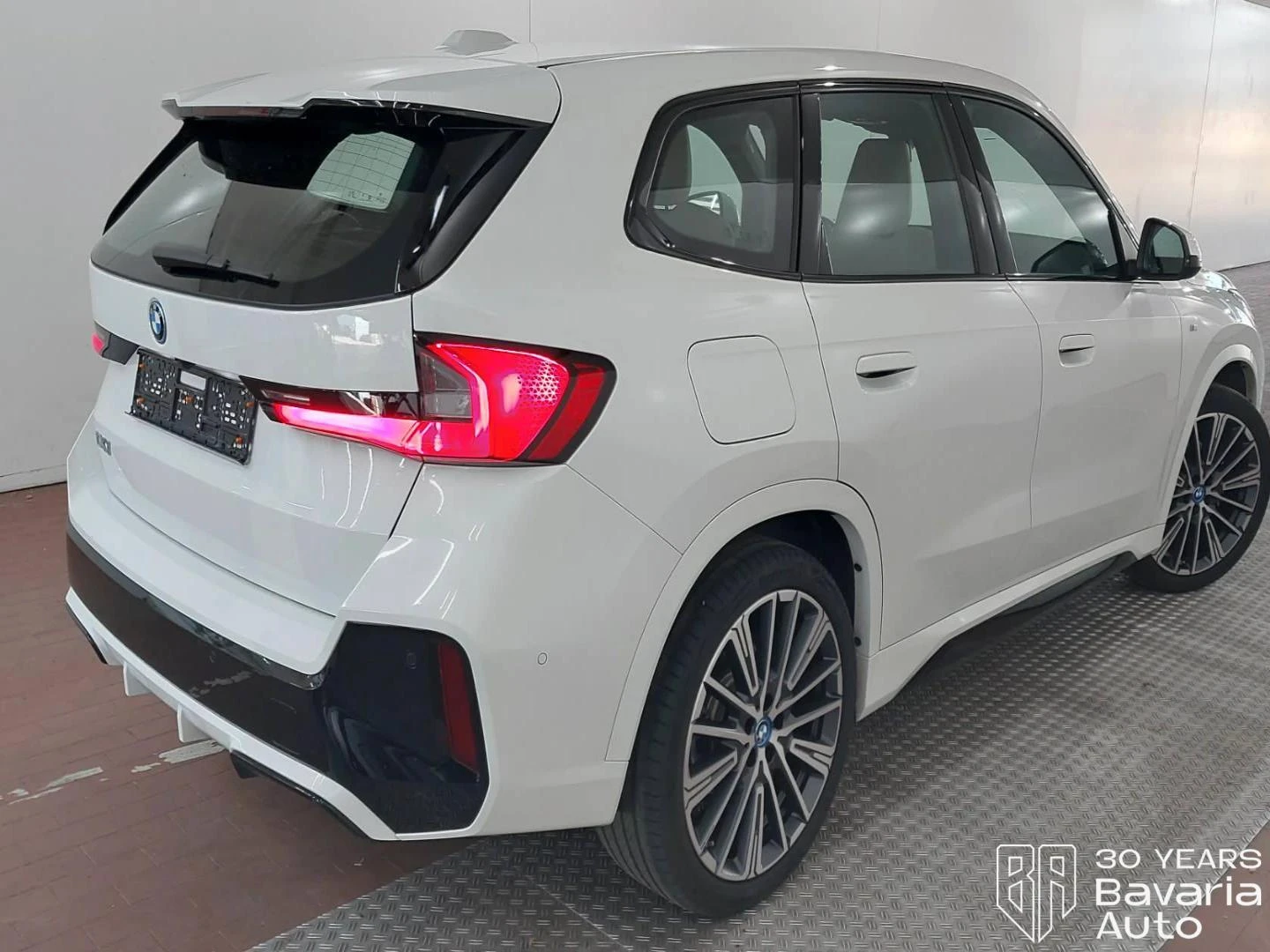 BMW iX1 20 eDrive M Sport Paket, снимка 3 - Автомобили и джипове - 54230249