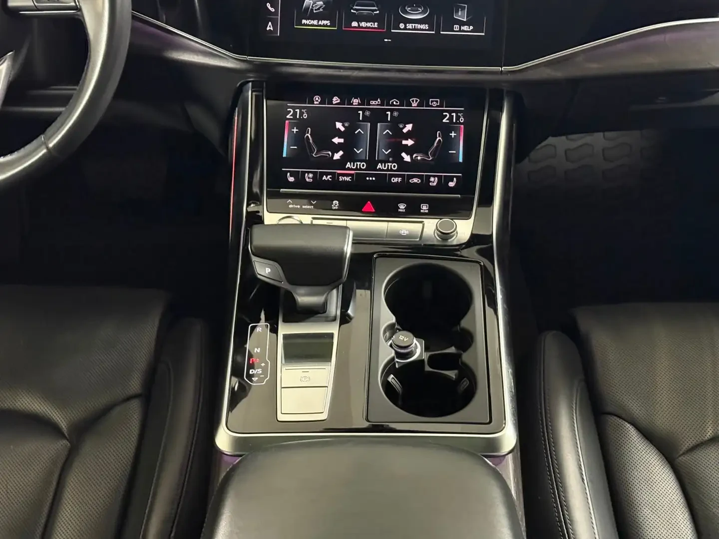 Audi Q8 55TFSI TECHNIK/PANORAMA/360CAM/ОБДУХ/ПОДГРЕВ, снимка 12 - Автомобили и джипове - 55237433