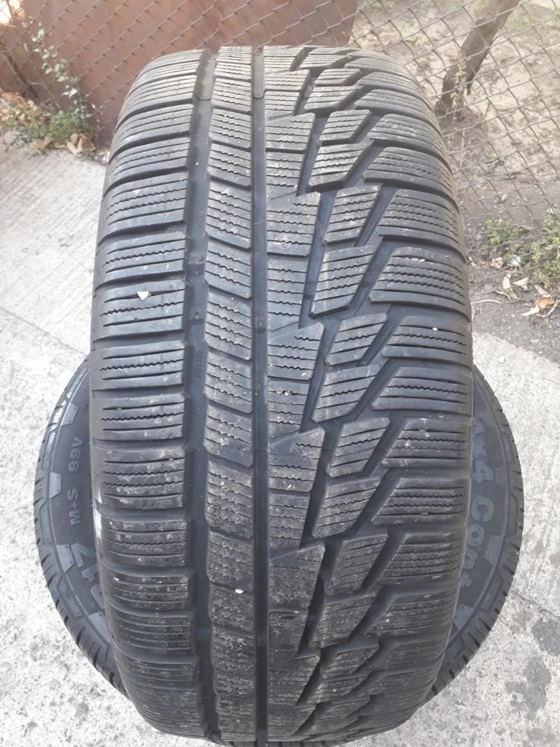 Гуми Зимни 235/45R17, снимка 1 - Гуми и джанти - 26424466