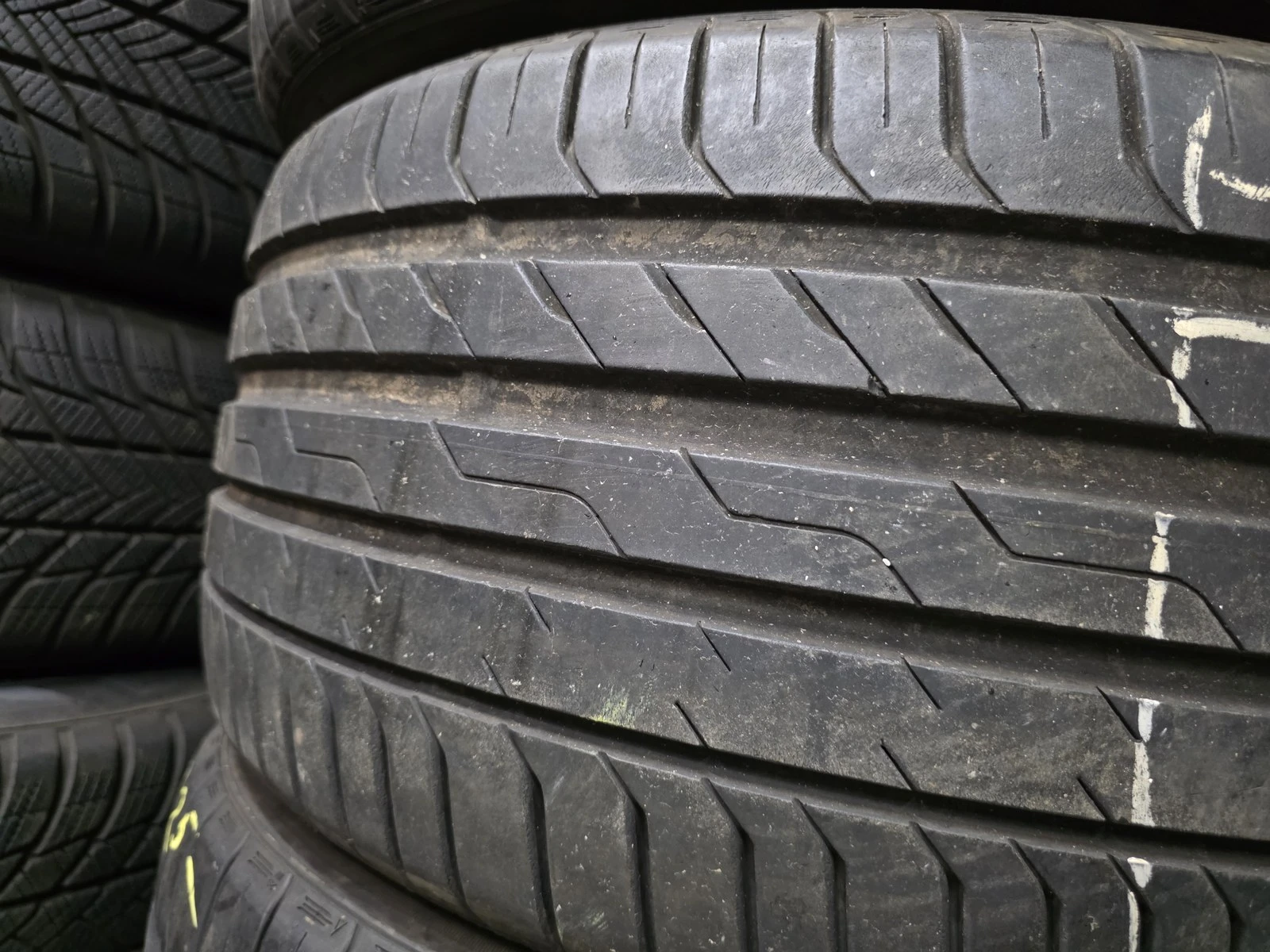 Гуми Летни 255/40R18, снимка 2 - Гуми и джанти - 56716352